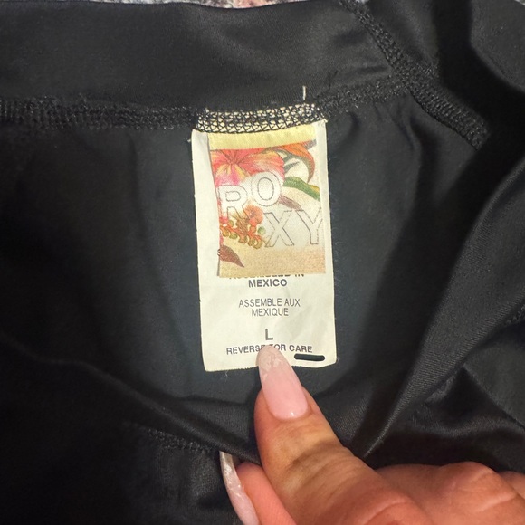 RARE VINTAGE Roxy Black Short Sleeve Rash Guard - Picture 3 of 3